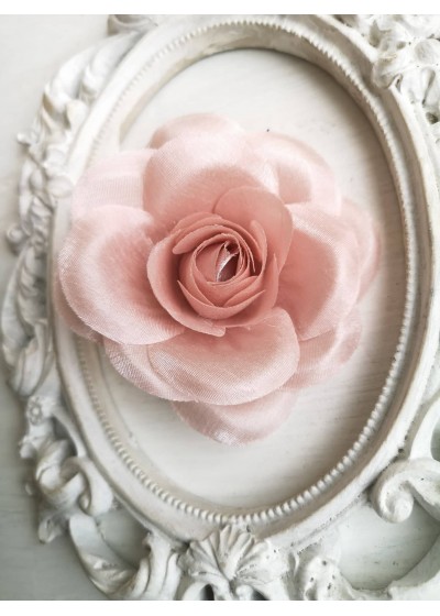 Красива сатенена роза цвят пепел от роза
